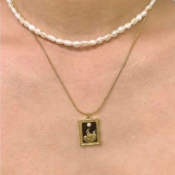 Reclining Woman Portrait Painting Artistic Picture Frame Pearl 18K Gold Necklace - Picture 10 of 16